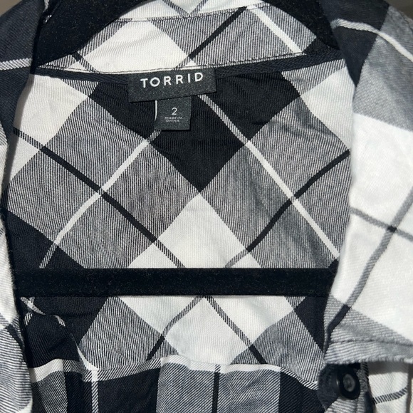 Torrid size 2 b&w plaid tunic button up - Picture 4 of 4